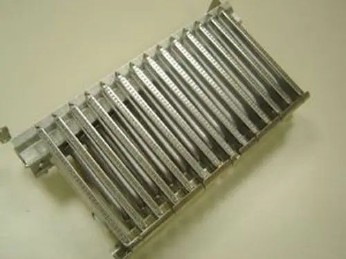 Brenner aus dem Remeha-Sortiment, aus Metall gefertigt, mit mehreren parallel angeordneten Rohren zur Gasverteilung, auf hellem Hintergrund abgebildet.